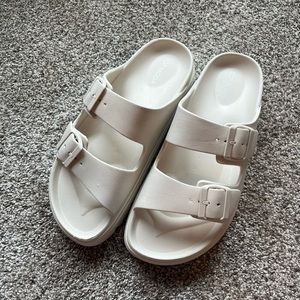 Brand new never worn Pink Lily bucket slide sandals